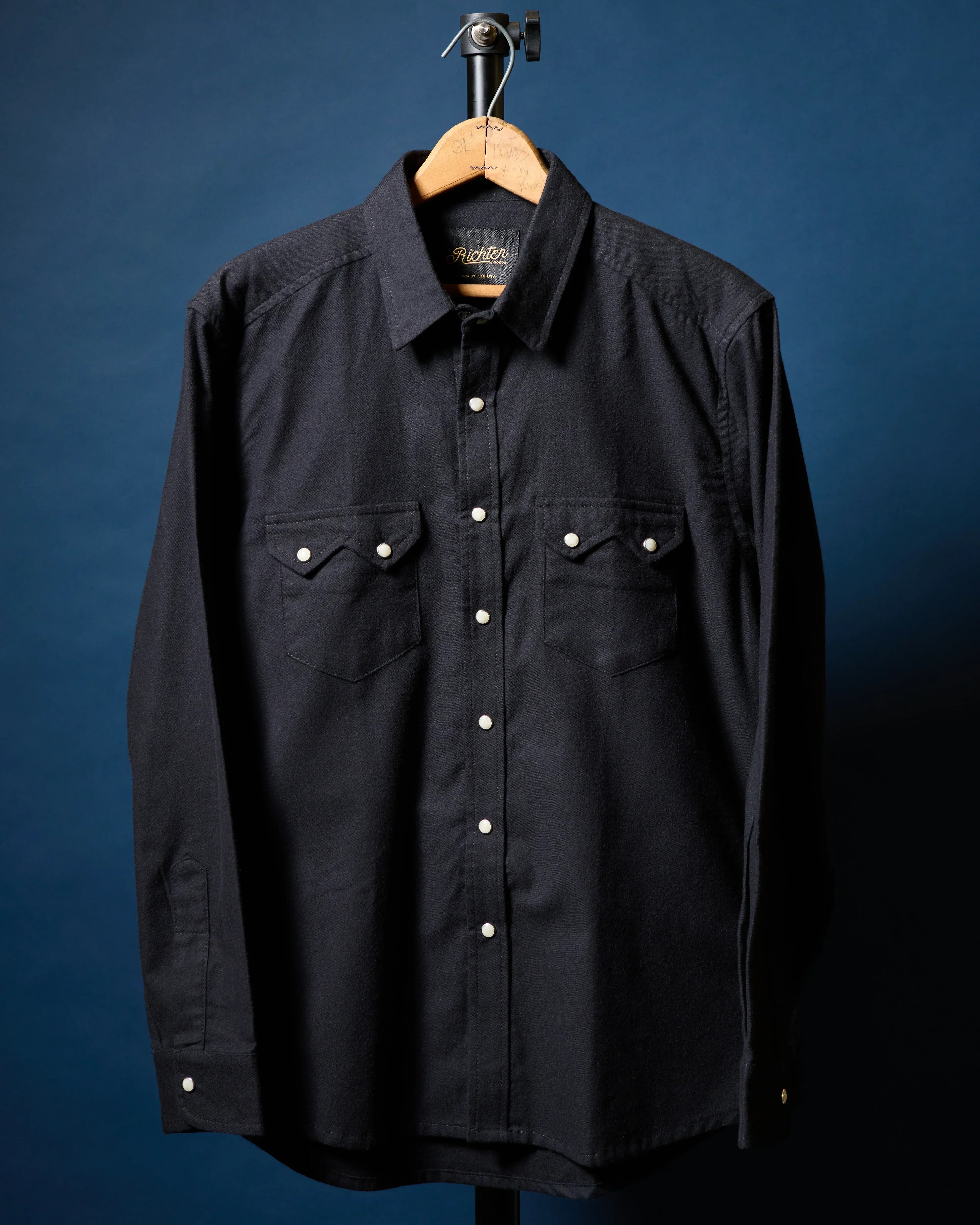 Richter185a front view, black pearl snap western shirt with long sleeves and dual chest pockets