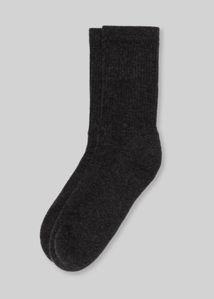 27c054bf5103defc9e16c796aa60147b81b3b31ae7f137f2ee31e941b66fb16d front, dark gray crew socks on light background