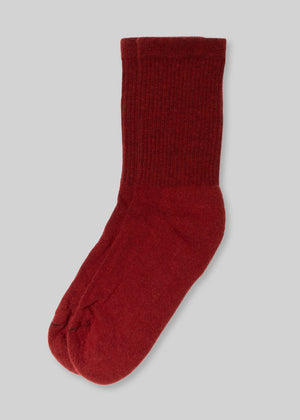 3ca07d55c8c5ada0e9dc726f9b0e729ab88d35fa818297151295578b274b50a3 front, red ribbed crew sock on gray background